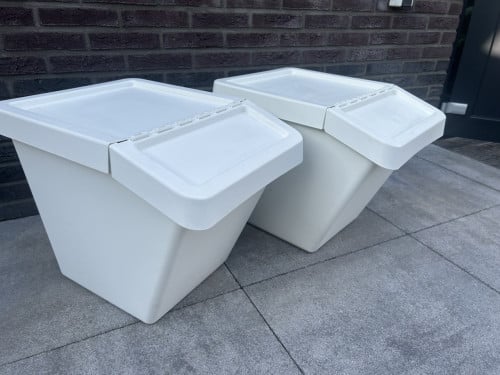 2 witte opbergbakken