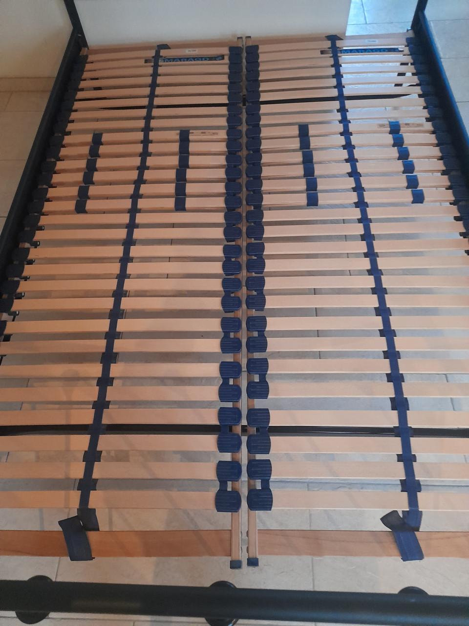 Zwart metalen bed 140 x 200 (in goede staat )