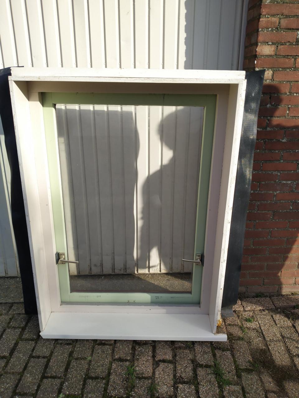 Hardhouten kozijn met openslaand raam