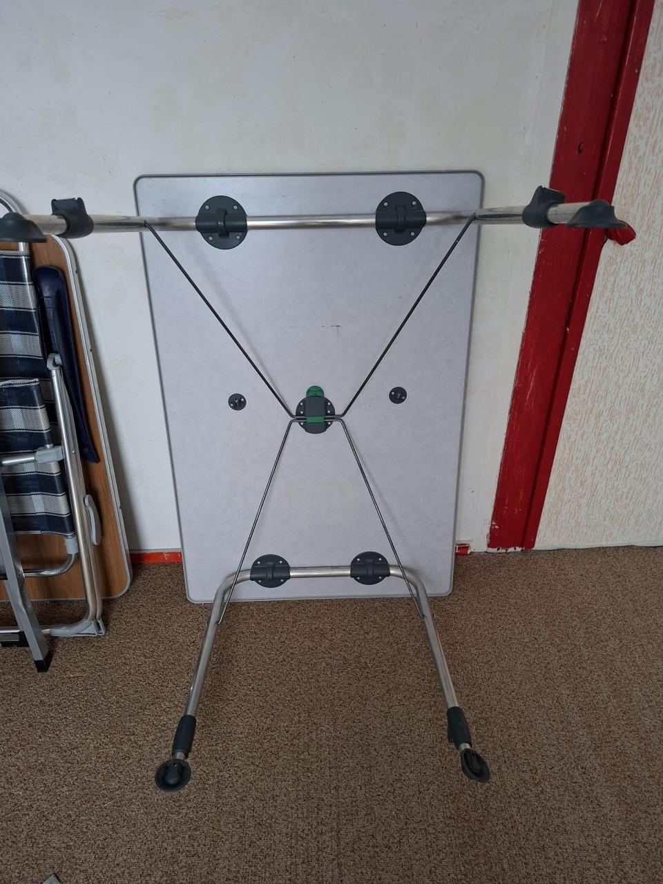 Camping tafel en stoelen.