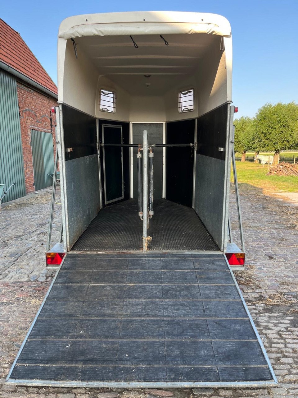 Trailer Henra