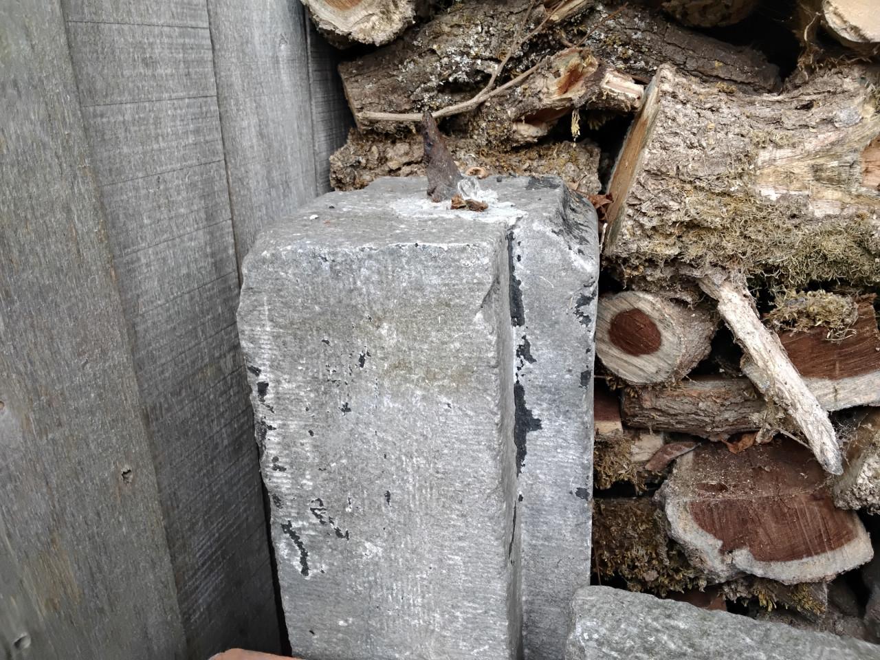 Oud hardsteen en oude gebakken plavuizen