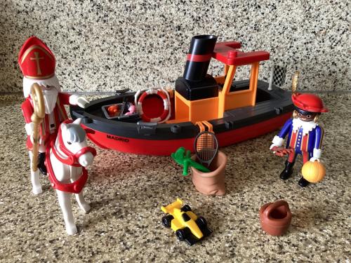 Sinterklaas met paard.  Piet en pakjesboot en assessoires.  Playmobil.