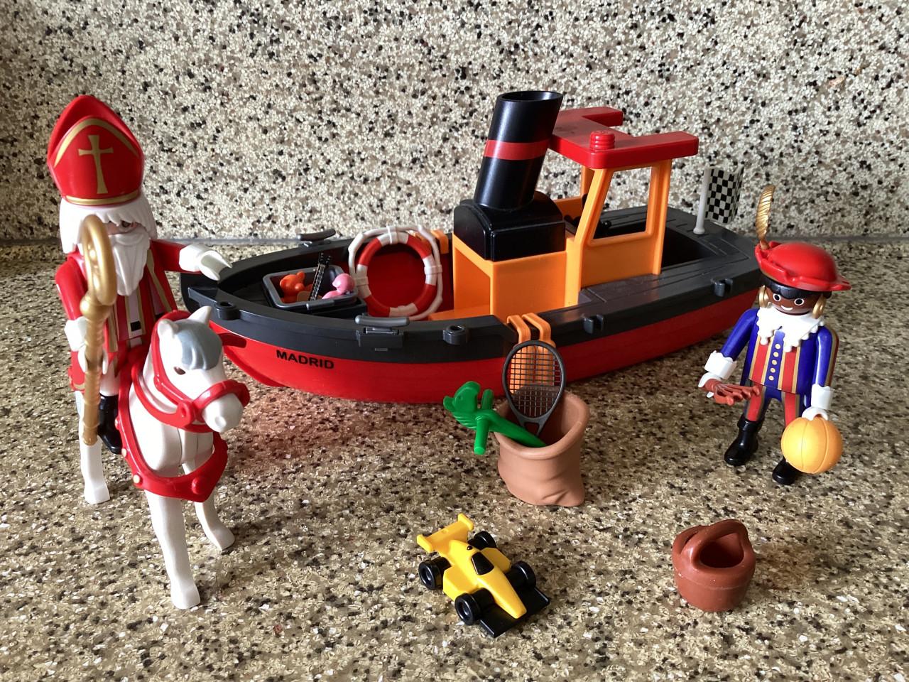 Sinterklaas met paard.  Piet en pakjesboot en assessoires.  Playmobil.