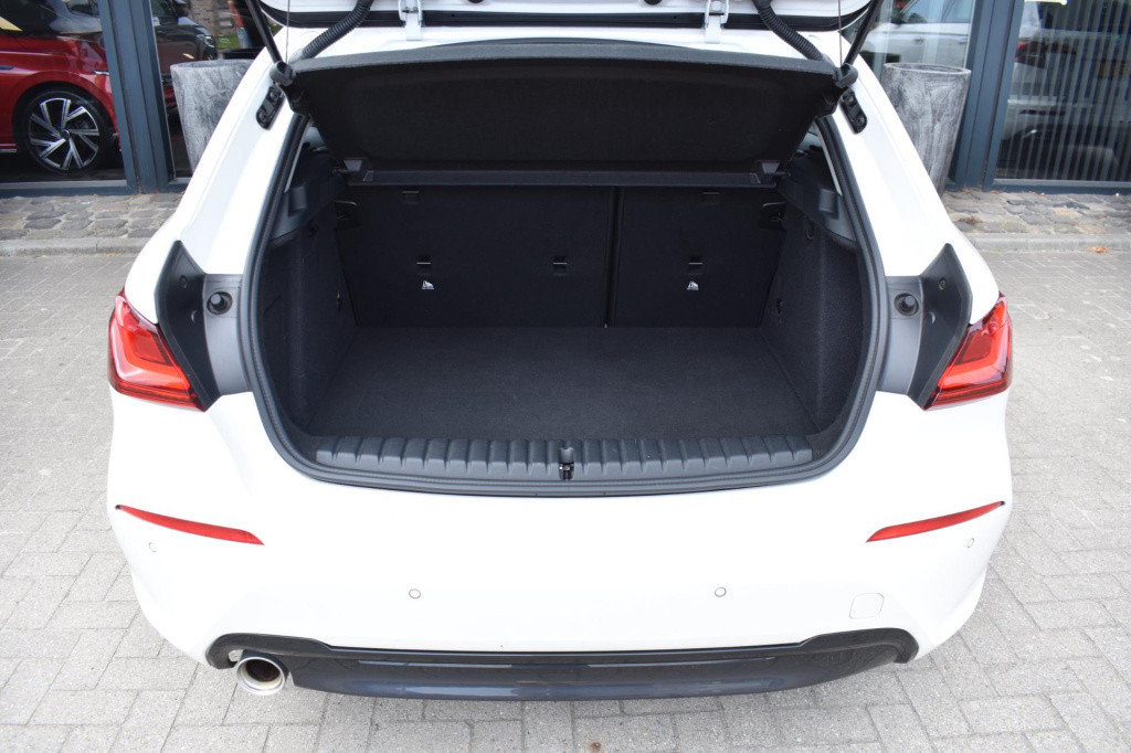 BMW 1 Serie 118i sport line | stoelverwarming | apple carplay | android aut