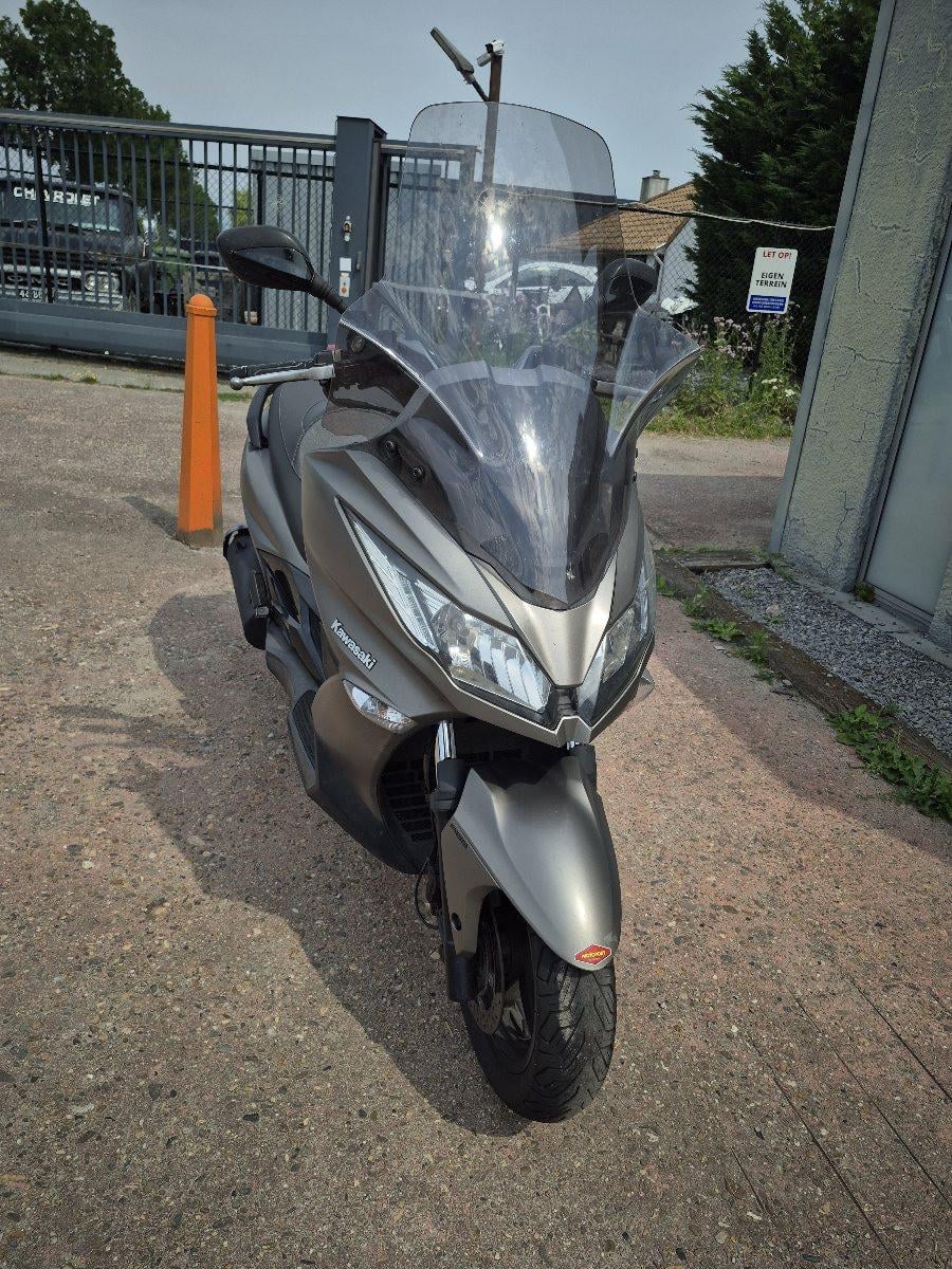 Kawasaki J300 motorscooter uit 2017