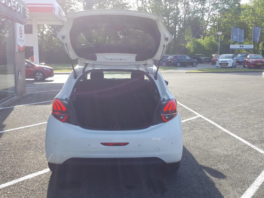 Peugeot 208 1.2 puretech 82pk signature navigatie | apple carplay & android