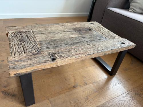 Salontafel van wagonhout met zwarte stalen poten