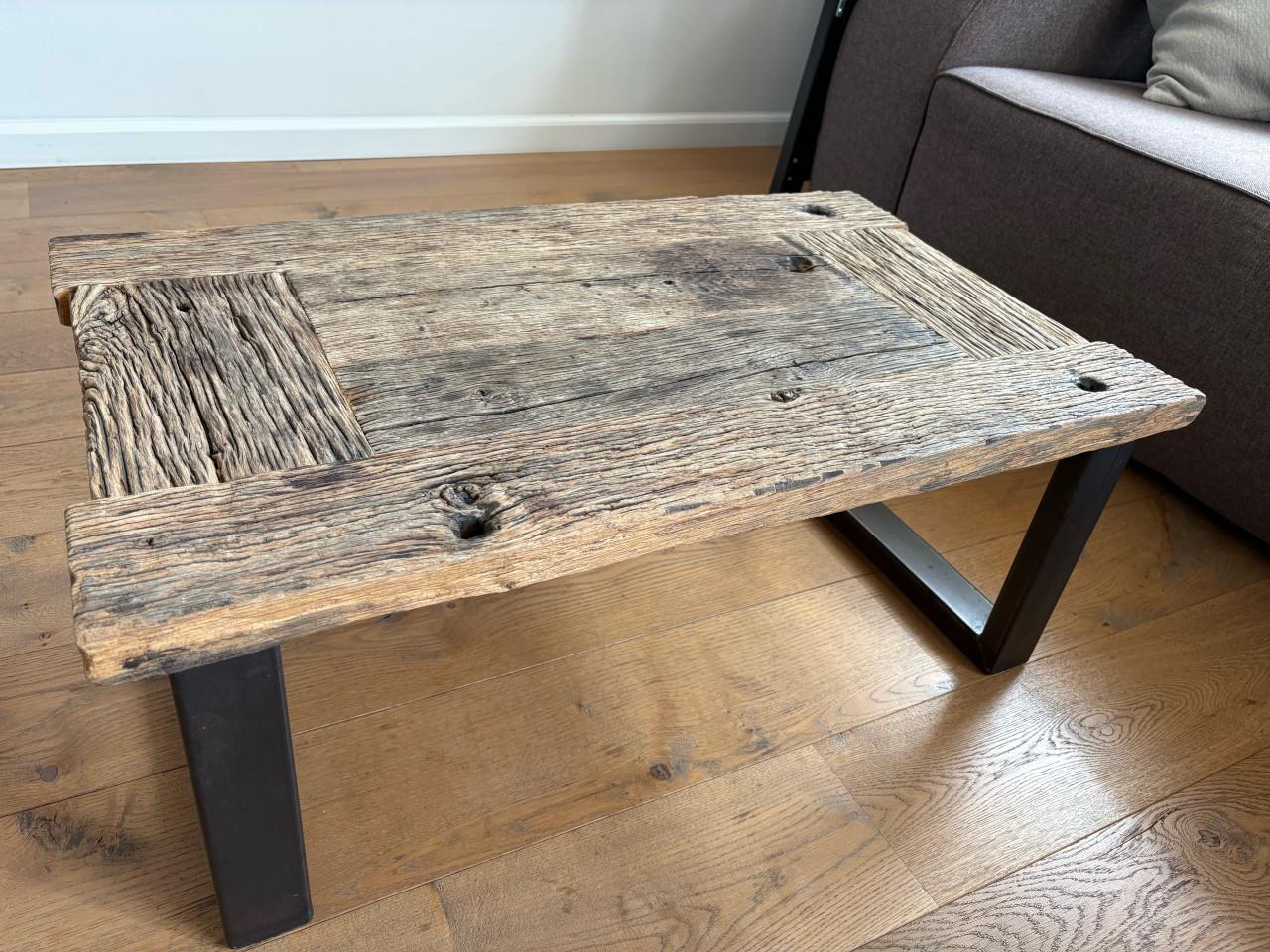 Salontafel van wagonhout met zwarte stalen poten