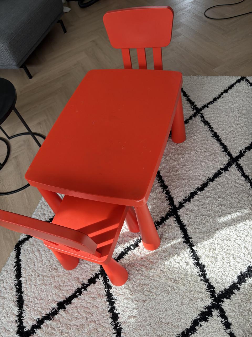 Mammut tafeltje met 2 stoelen