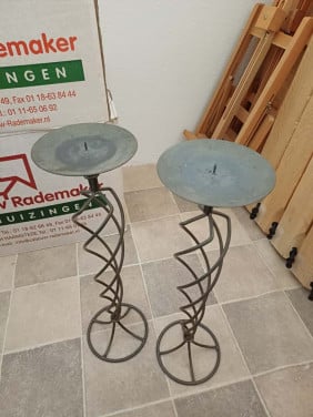 *GRATIS* - 2 metalen Kaarsenstandaards - (zolderopruiming)