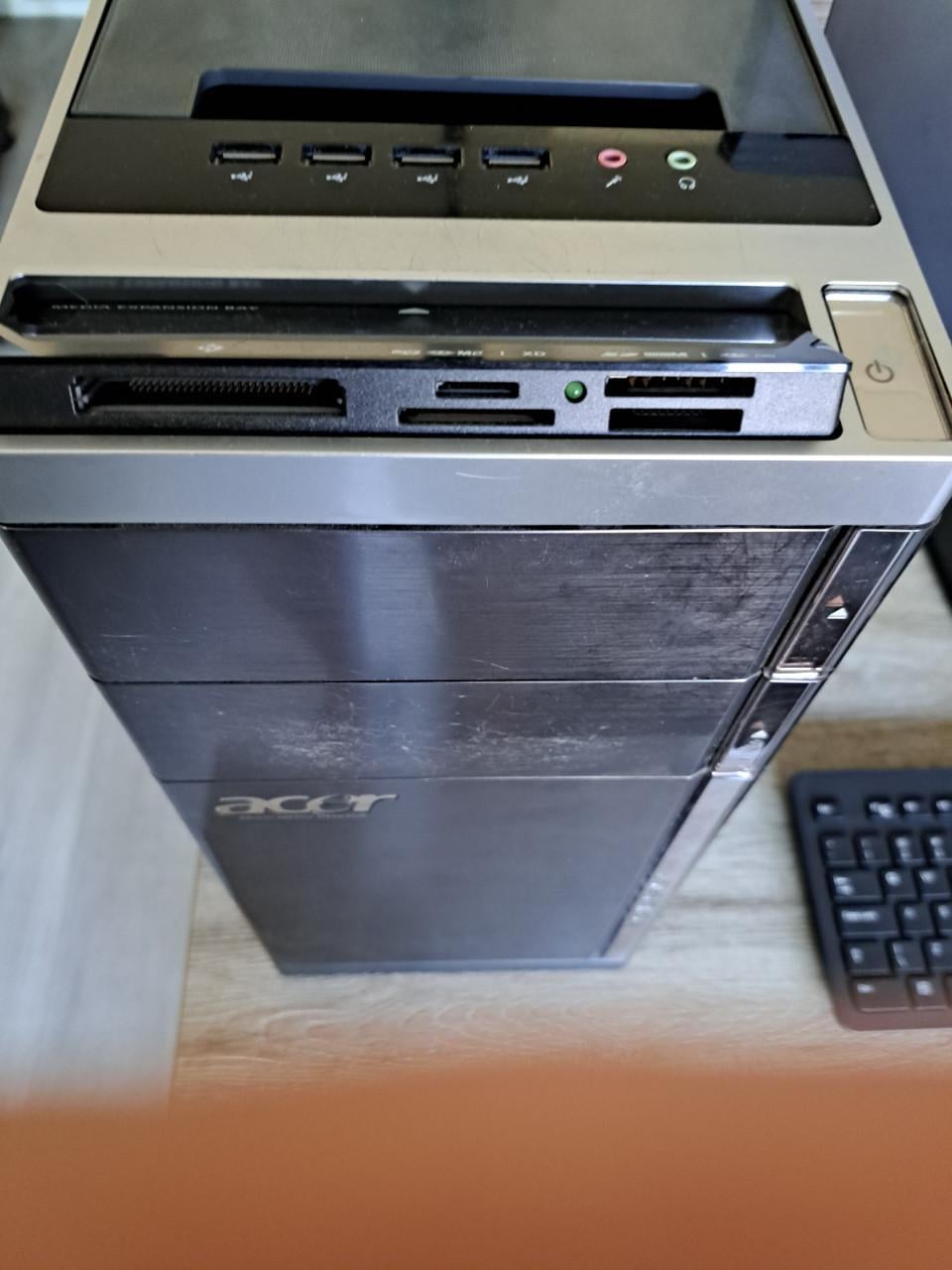 Acer pc compleet met monitor en draadloos toetsenbord en muis.