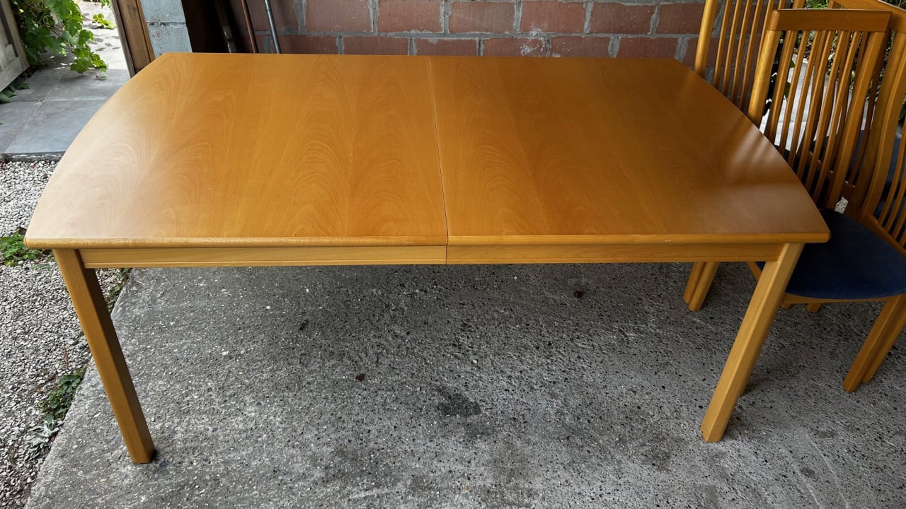 Eettafel met 10 stoelen