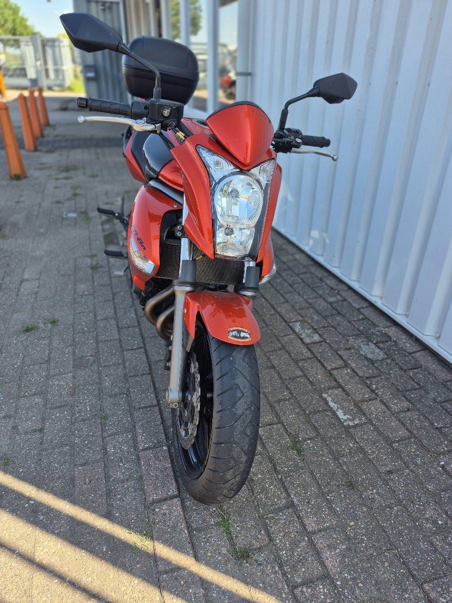 Kawasaki ER6-N uit 2009 met veel extra's