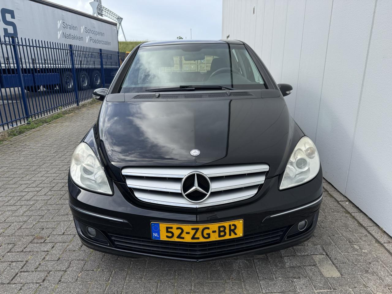 Mercedes B200 met 4 nieuwe banden en vol jaar apk!