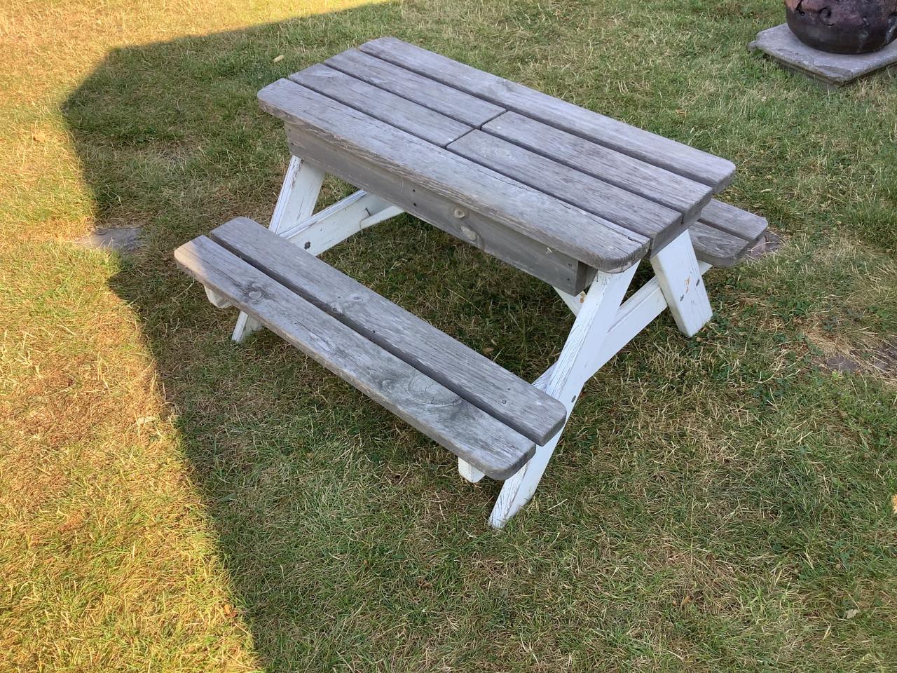 Kinder picknicktafel met de mogelijkheid zand of water in de bak te doen.