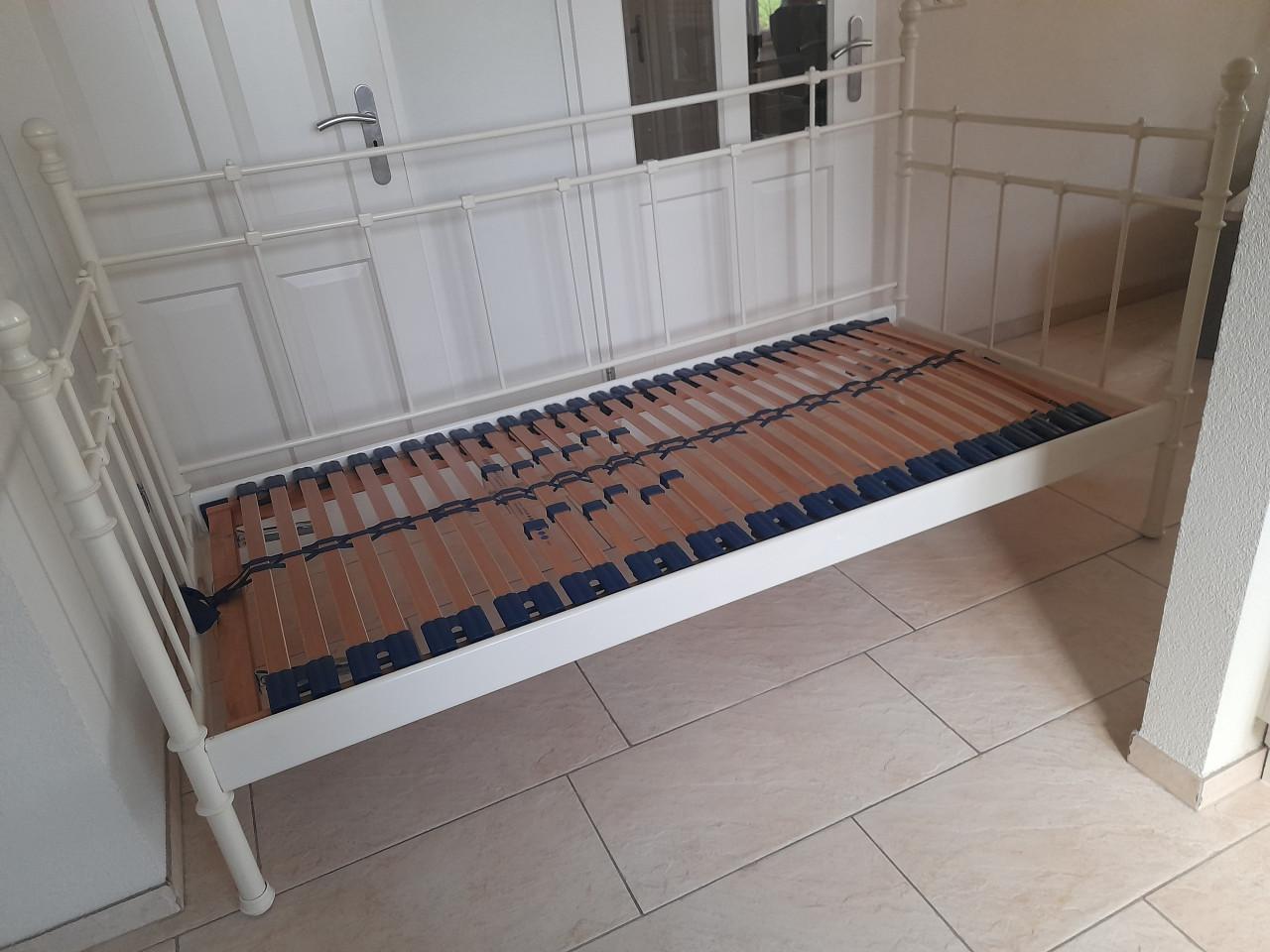 Metalen 1 persoons bed 90x 200 met verstelbare lattenbodem (in goede staat)