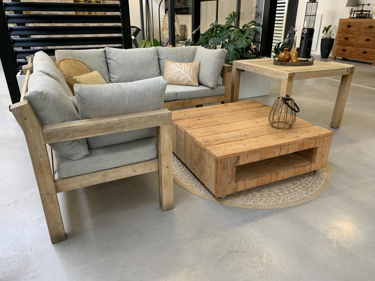 Hardhouten loungeset, met kussens en 2 tafels.