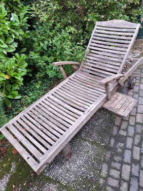2 houten ligbedden