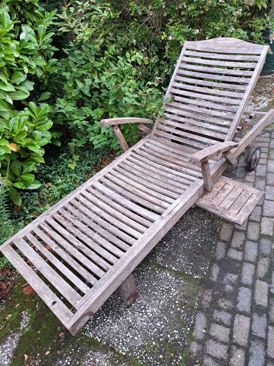 2 houten ligbedden