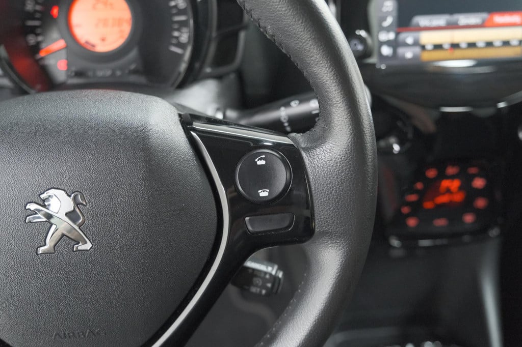 Peugeot 108 1.0 e-vti allure top! | elektrisch vouwdak | trekhaak | camera 