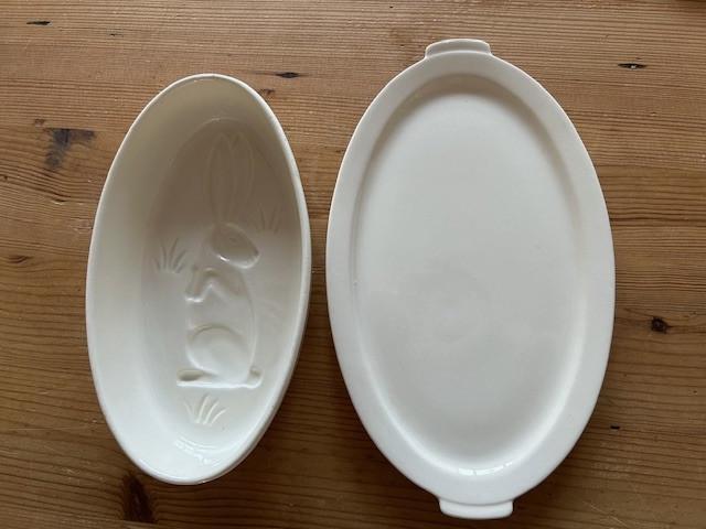 Oude Puddingvorm  haas, met onderbord.