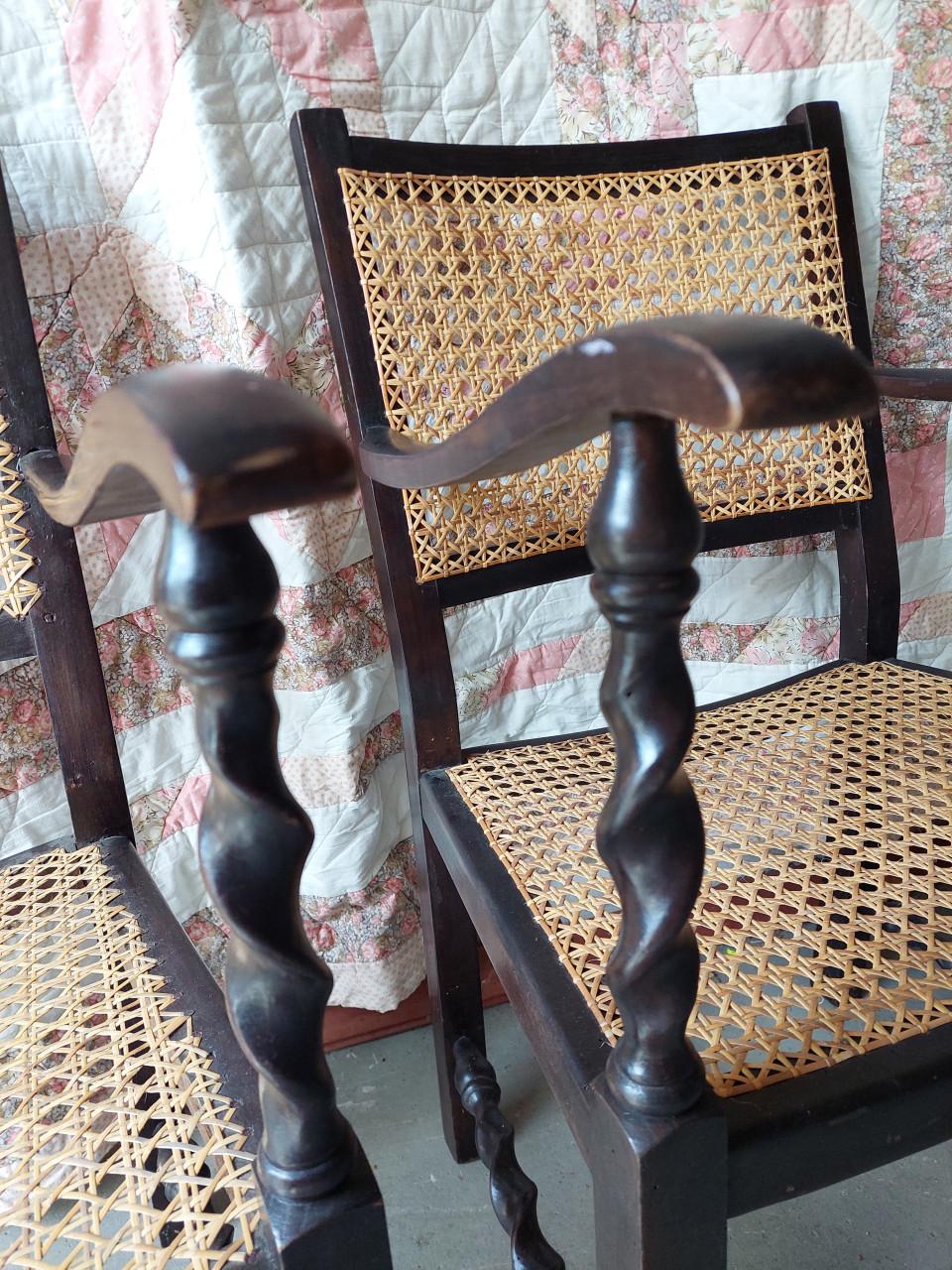 Twee antieke stoeltjes