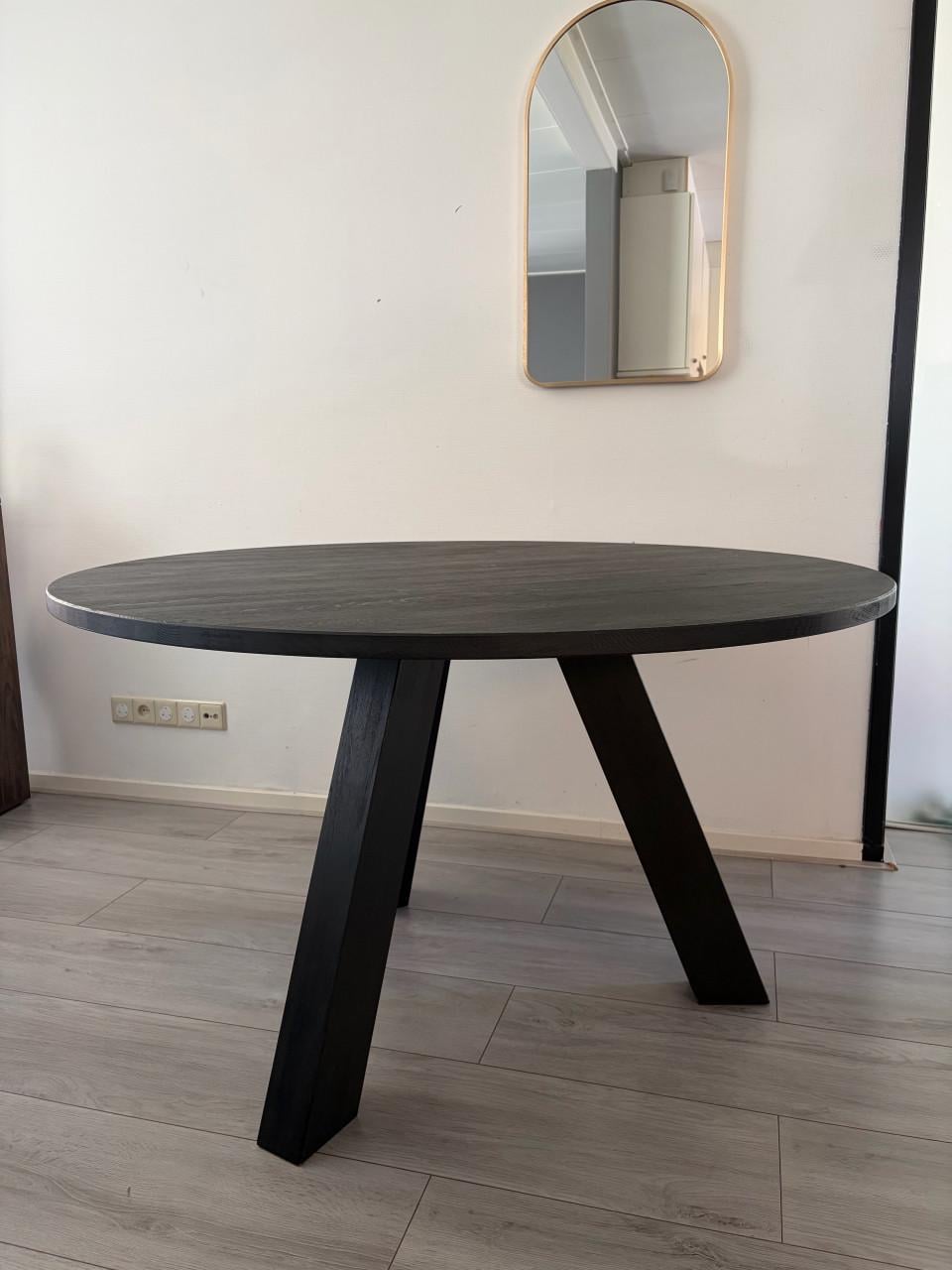 WOOOD Rhonda eettafel Ø129 cm – Massief eiken – Black Night