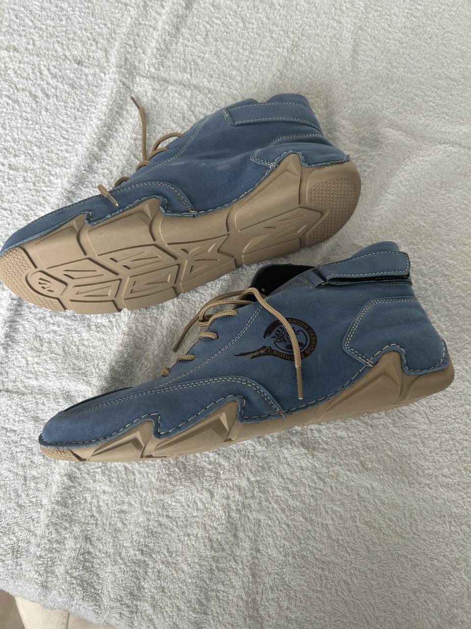 Paar echte sneakers en paar modieuze schoenen