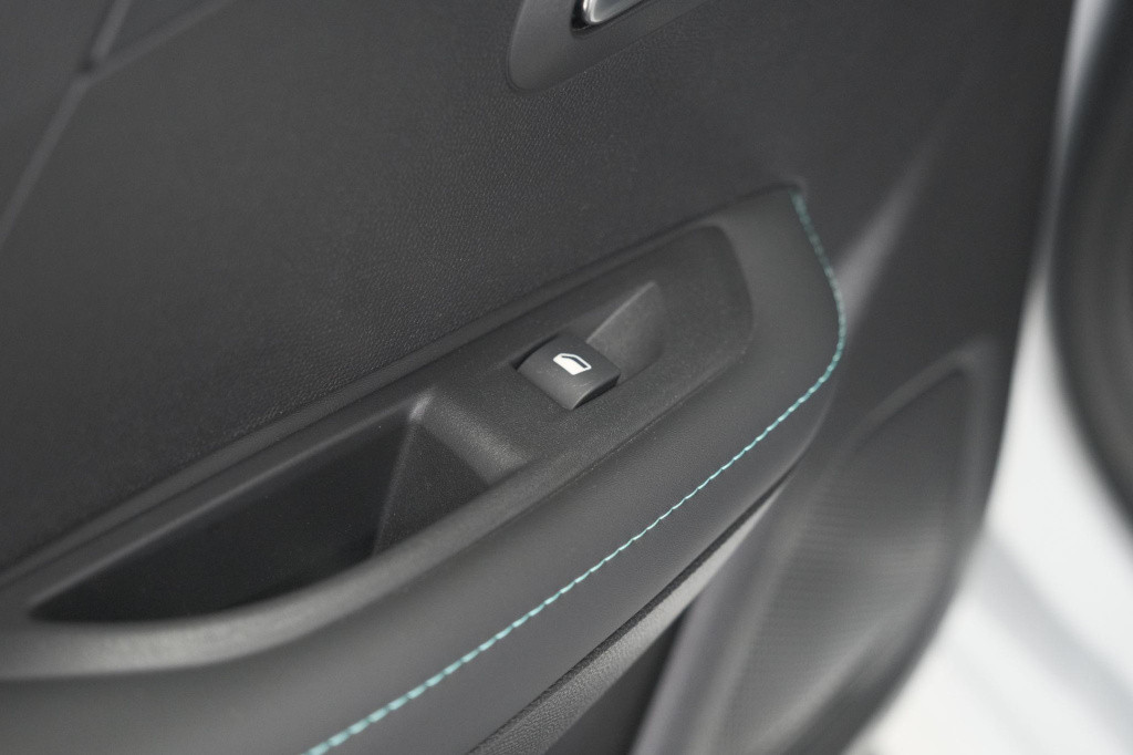Peugeot 208 puretech 100 allure | adaptieve cruise control | camera | apple