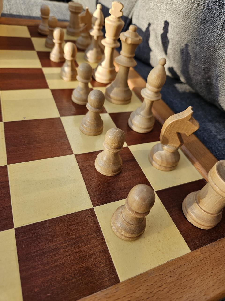 Groot houten schaakspel met houten opbergdoosje, compleet