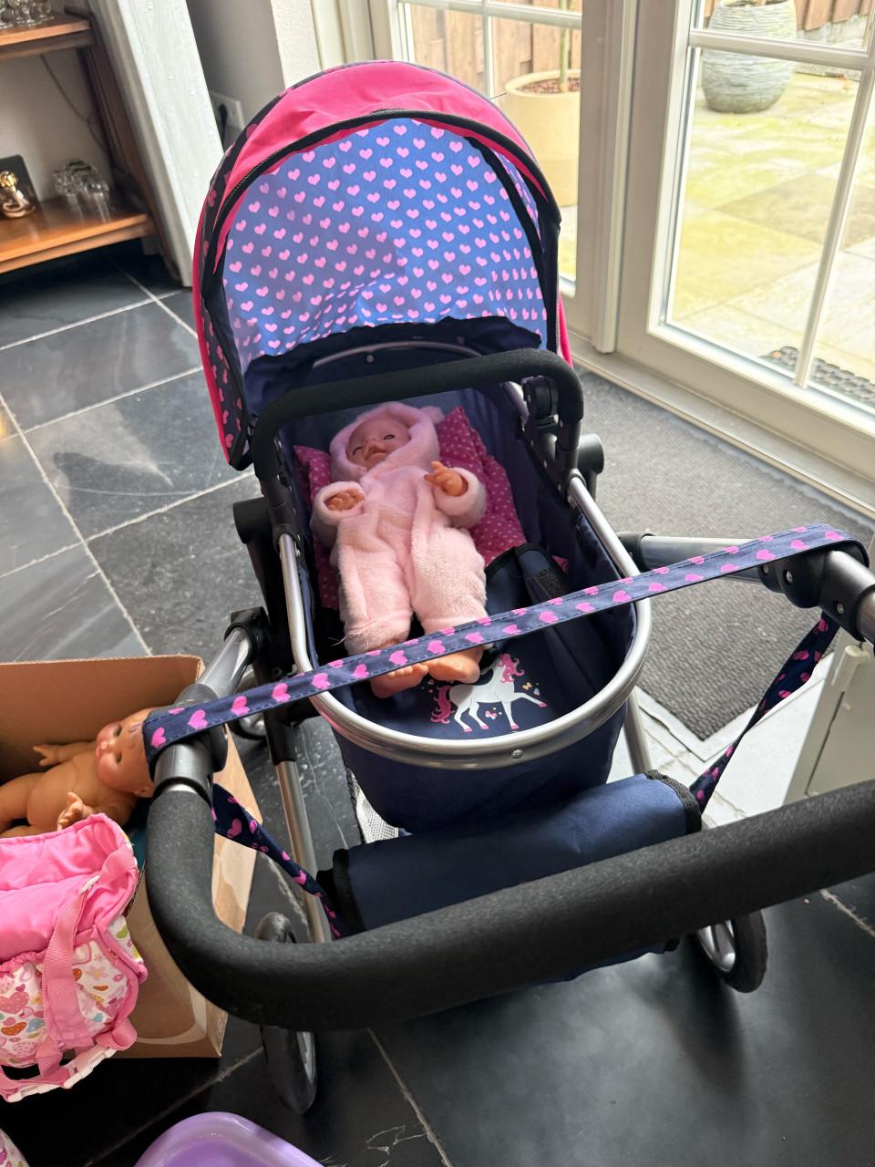 Poppenwagen en baby born poppen, kleertjes, badje