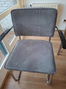 Middelgrijze ribfluwelen bureaustoel met armleuningen merk Zuiver