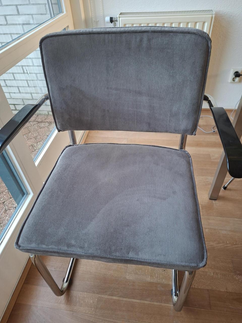 Middelgrijze ribfluwelen bureaustoel met armleuningen merk Zuiver