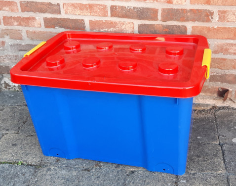 Grote opbergdoos in de vorm van een Lego steen,