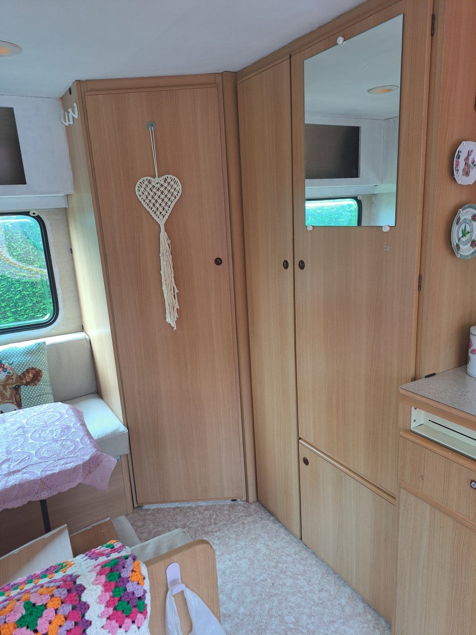 Adria 4158 TD caravan met voortent – charmant project met potentieel!