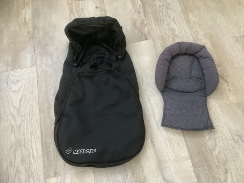 Maxi Cosi Voetenzak + Maxi Cosi Stoelverkleiner