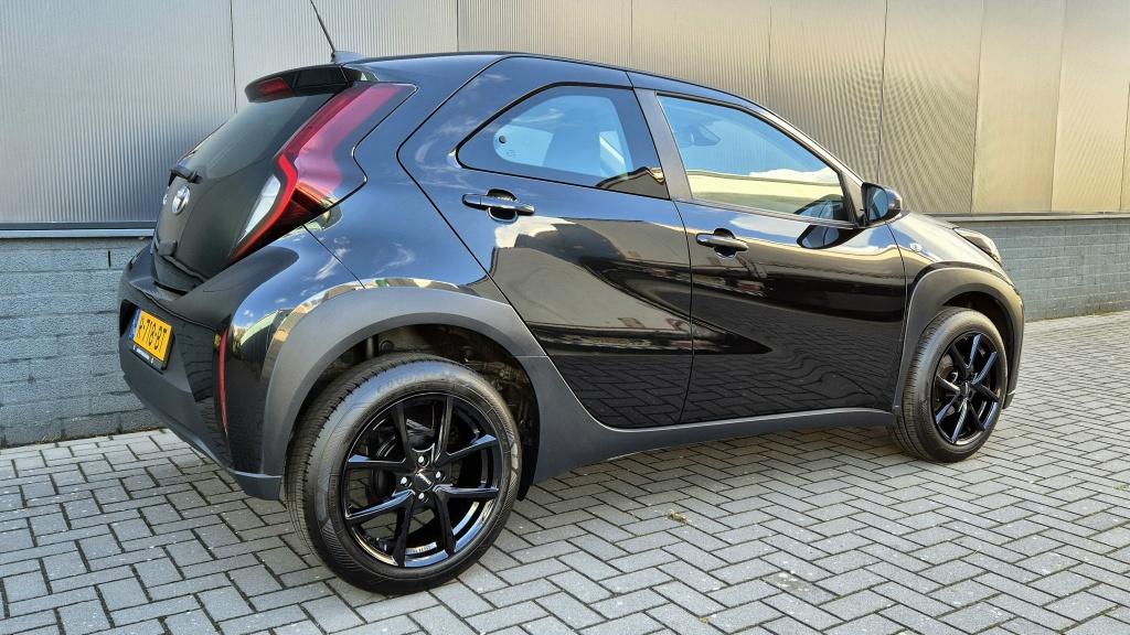 Toyota Aygo x 1.0 vvt-i mt play | camera | lane assist | acc | 17 inch | ai