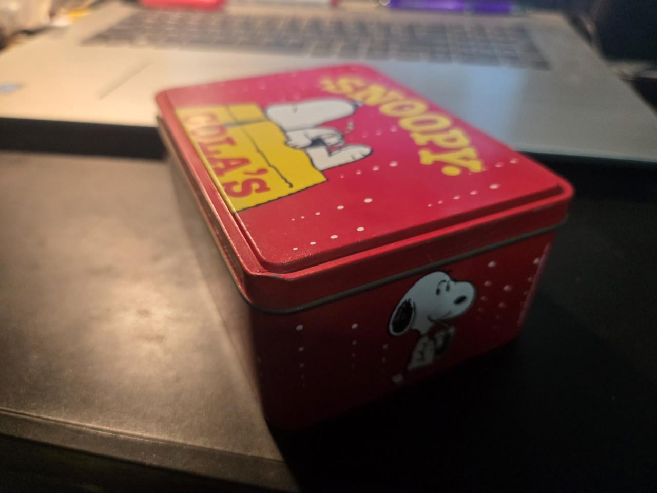 Blik Snoopy Cola's van Melle  Leeg  L 11,8 Br 8,7 H 5,4 cm