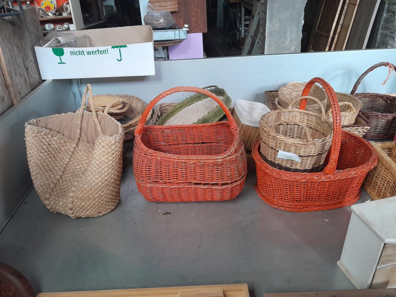 Diverse rieten manden