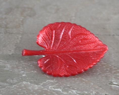 Rood blaadjes broche