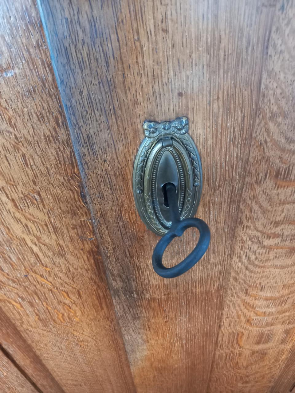 Eikenhouten grote kast