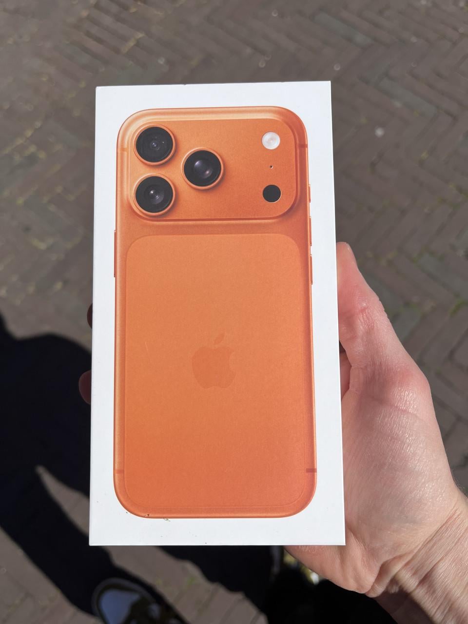 IPhone 17 pro orange