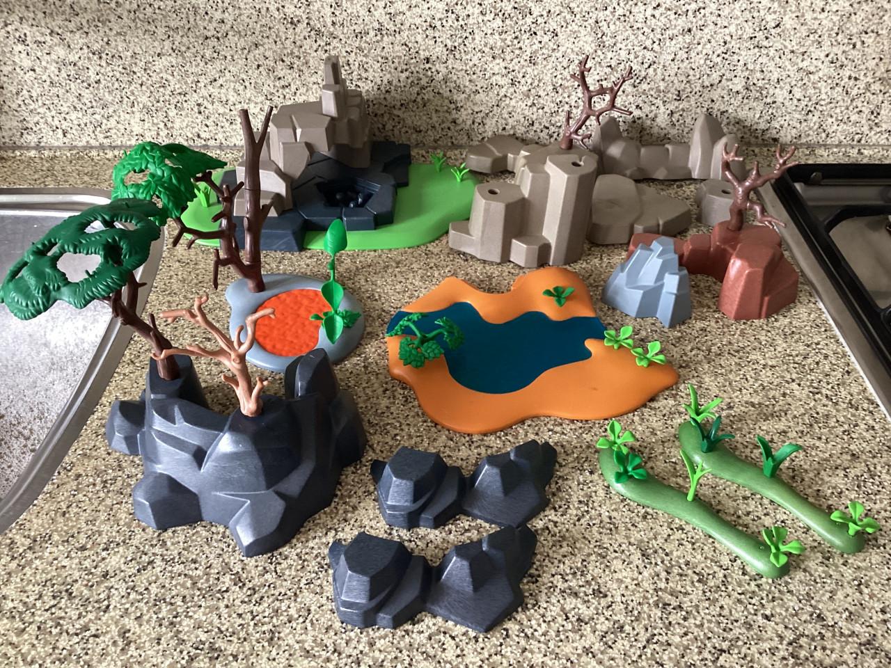 Heel veel losse PLAYMOBIL onderdelen.