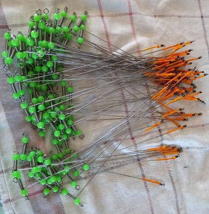 Nog wat verenstaal afhouders met voetje .