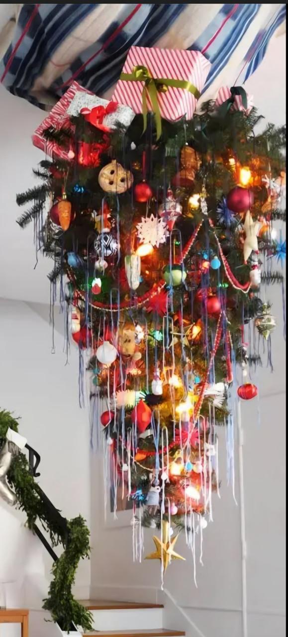 Op zijn kop hangende kunst kerstboom