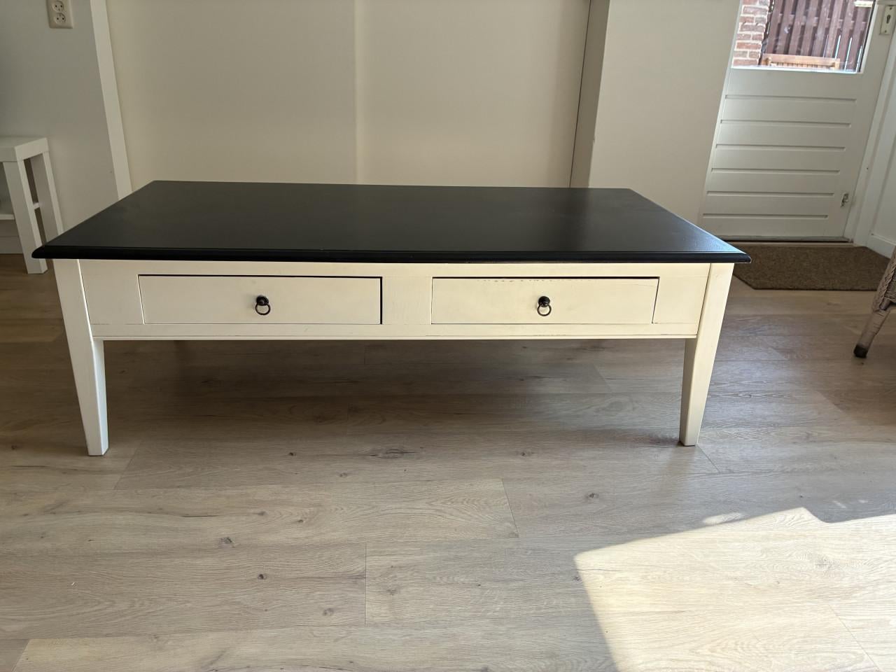 Salontafel, wit met zwart bovenblad. 135x79x45