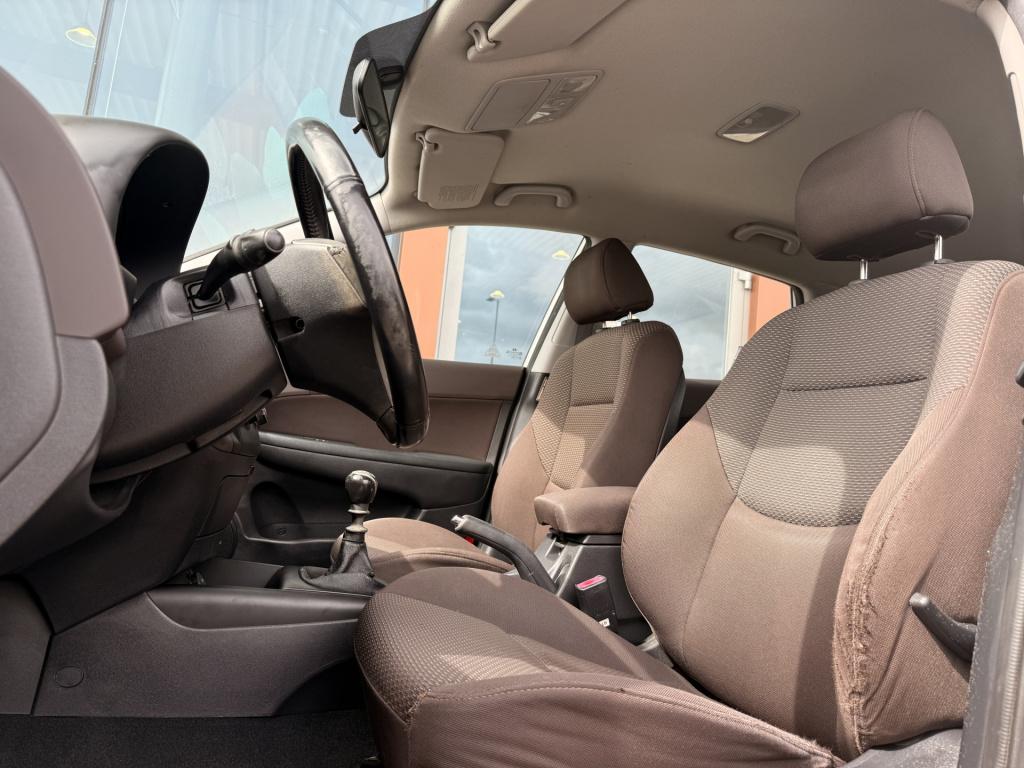 Hyundai I 30 1.4i dynamic 5drs | cd-speler | airco | lm velgen