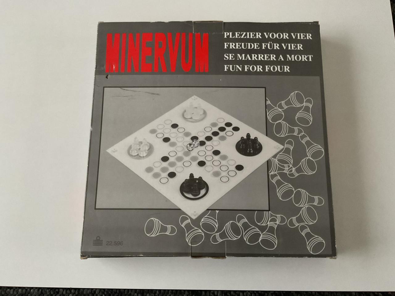 Mens erger je niet.      Glazen bord en pionnen in doos.