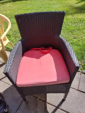 2 tuinstoelen plus ronde tafel